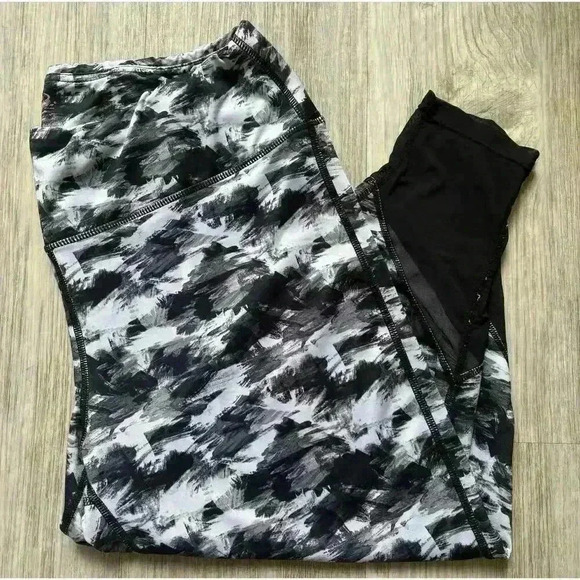 Pro Player | Women’s Athletic Yoga Capri Leggings | Large - Picture 3 of 4